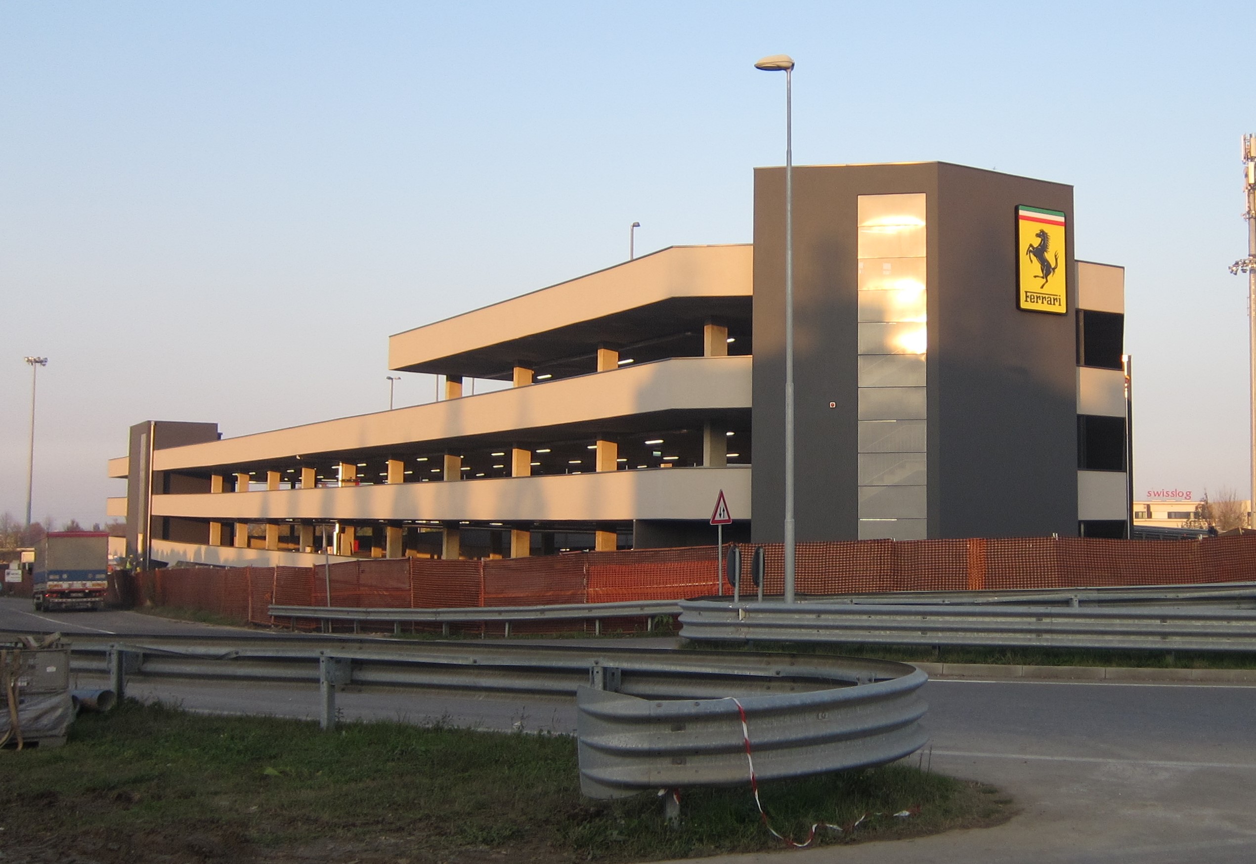 PARCHEGGIO MULTIPIANO FERRARI
